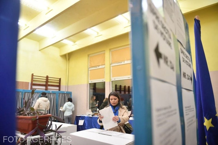 interiorul unei secții de votare, cu oameni care votează