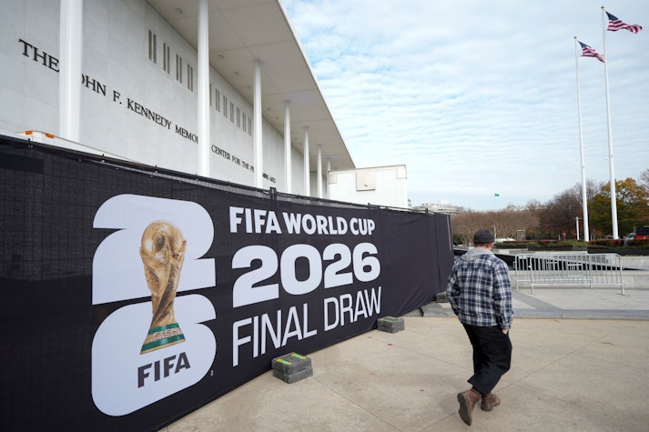 Banner negru pe care scrie cu alb „fifa world cup 2026 final draw”, în fața centrului John F. Kennedy Center for the Performing Arts