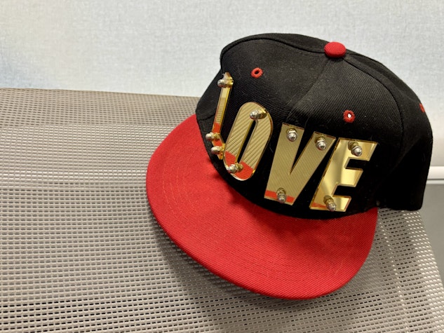 Sapca cu oglinda pe care scrie L.O.V.E.