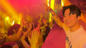 Colaj foto: mulțime care dansează și DJ