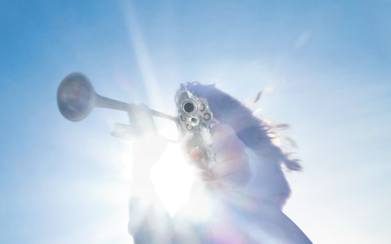 Tânăr în contre jour cântând la trompetă