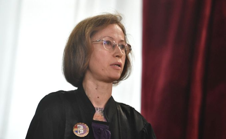 Judecătoarea Raluca Moroșanu, în robă de culoare neagră