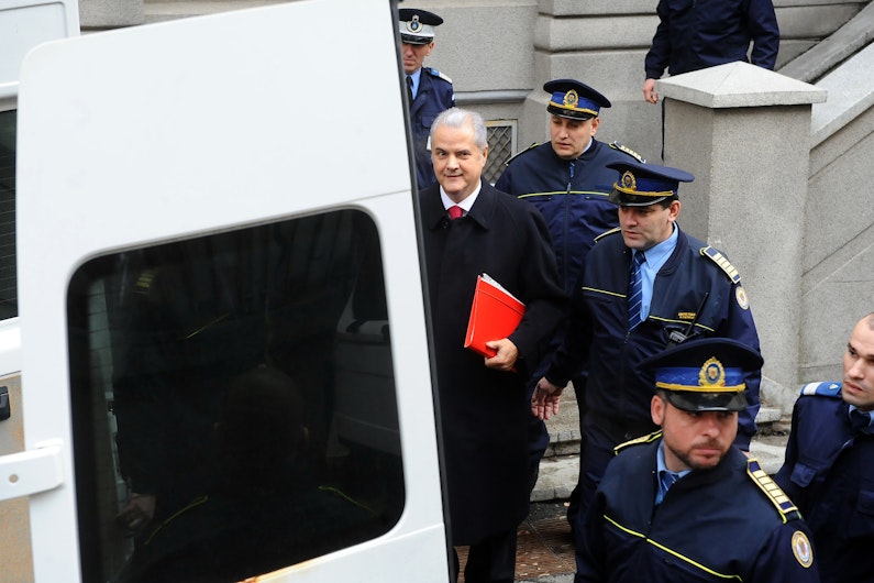 Adrian Năstase părăsește sediul Judecătoriei Sectorului 4, unde instanța a rămas să se pronunțe asupra cererii de eliberare condiționată din penitenciar, după aproximativ șapte luni și jumătate de detenție din cei doi ani la cât a fost condamnat în dosarul „Trofeul calității”