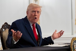 Donald Trump gesticuland