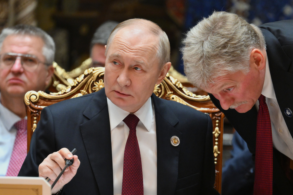 Vladimir Putin, președintele Rusiei, și Dmitri Peskov, purtătorul de cuvânt al Kremlinului