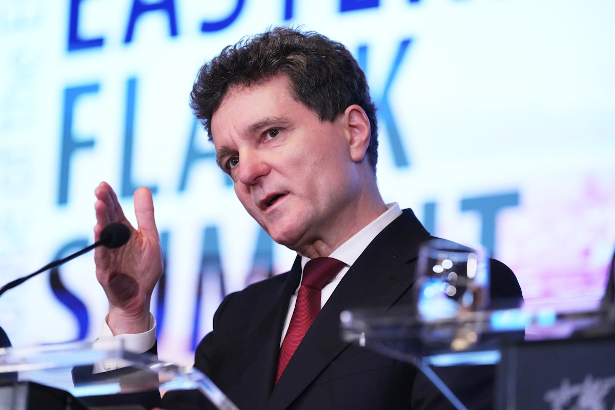 Știri de ultimă oră: Opinie multiplă abordată în articolele recente