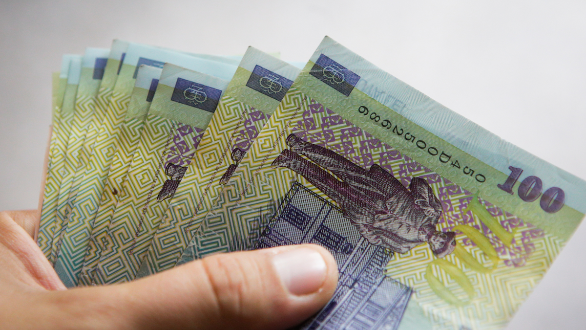 Salariul minim pe economie crește de la 1 iulie la 4.325 lei brut