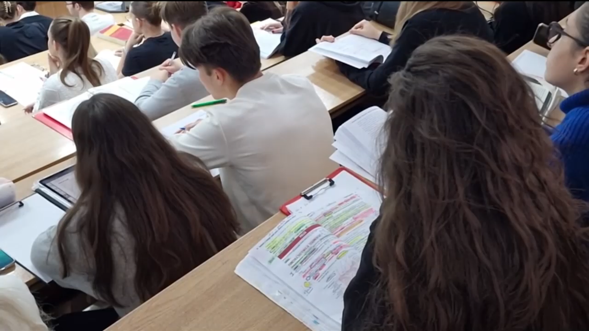 Bătălie pentru un loc în căminele din București: până la cinci studenți pe un loc
