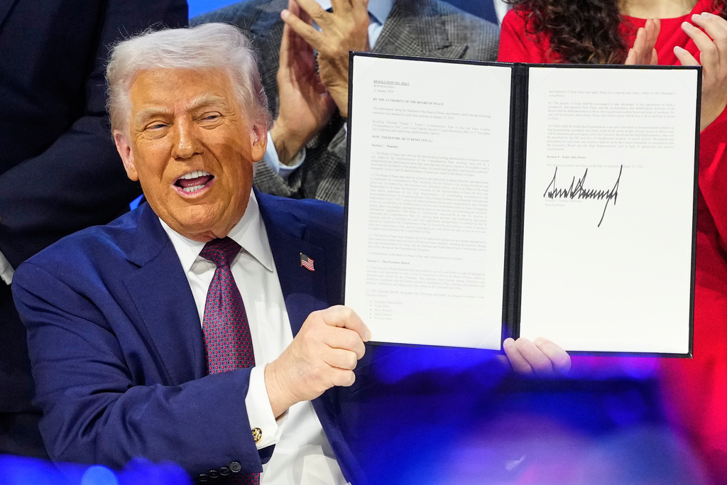 Donald Trump a semnat carta Consiliului pentru Pace, la Davos 2026