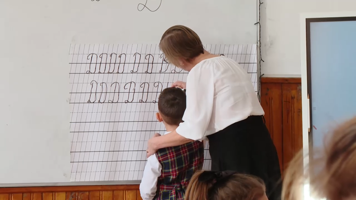 Lipsa rechizitelor afectează copiii, crescând riscul de abandon școlar