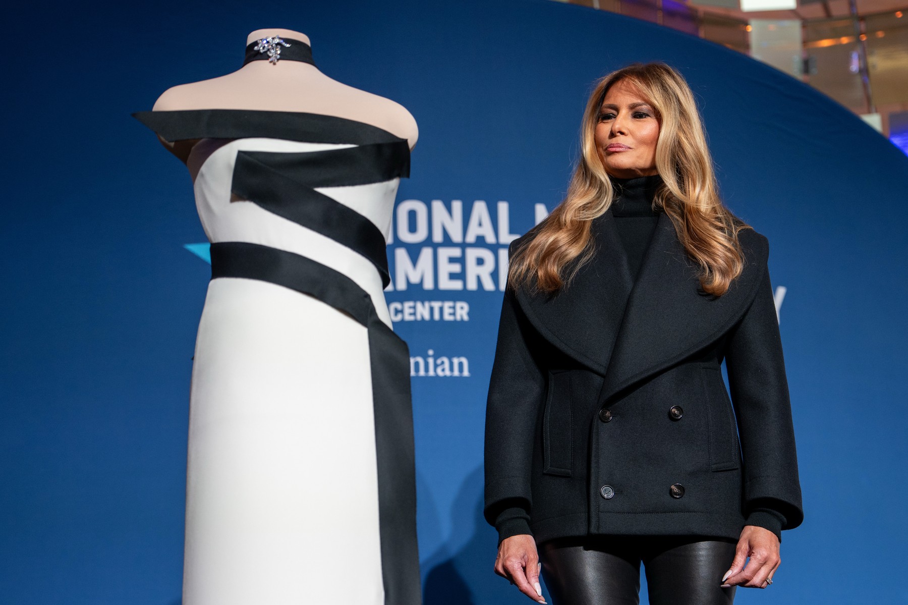Rochia Melaniei Trump, un nou simbol la Muzeul Smithsonian