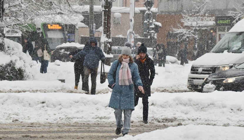 Trotuare și străzi din București sub zăpadă