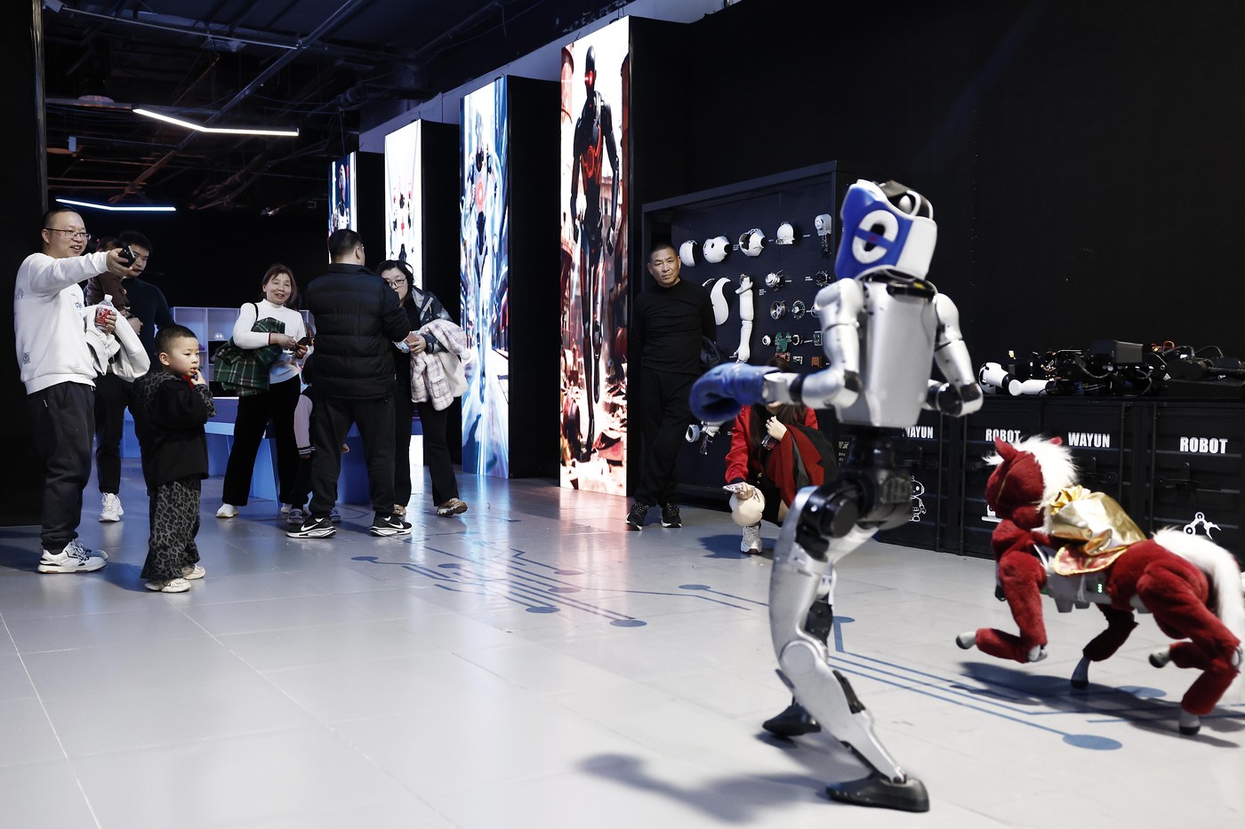 Roboți în Hefei: Asistenți inovatori pentru navetiști