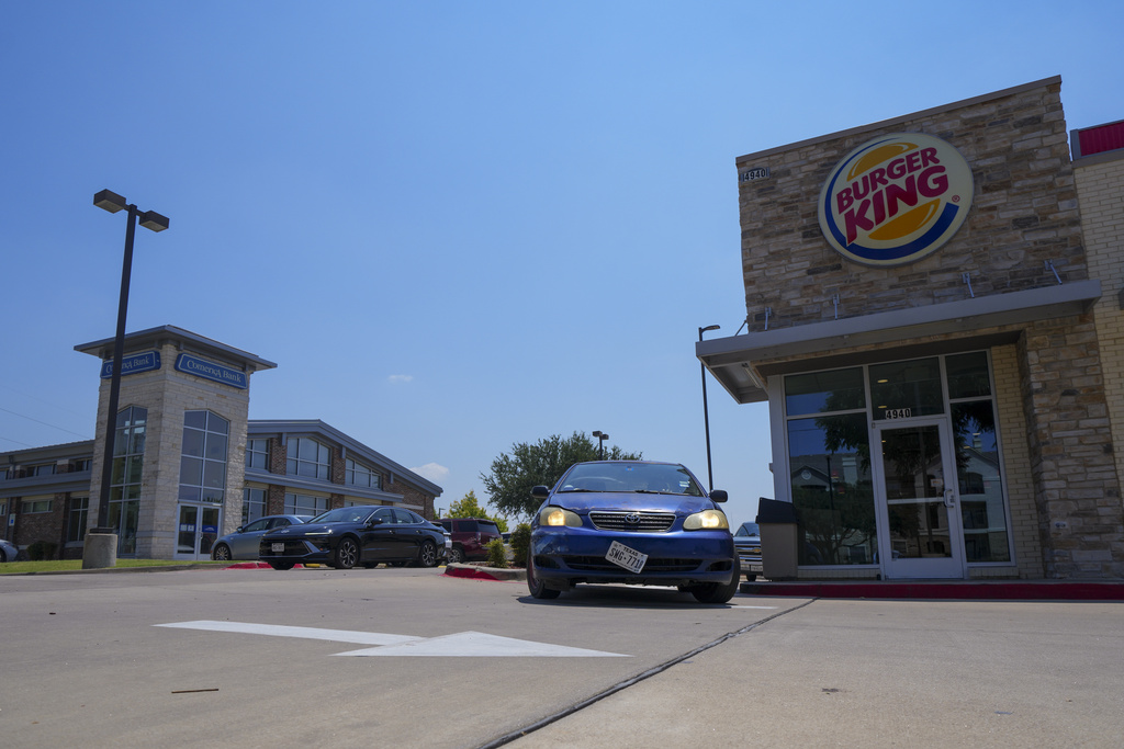 Burger King testează căști cu inteligență artificială care vor ști dacă angajații spun „bine ați venit” sau „mulțumesc”
