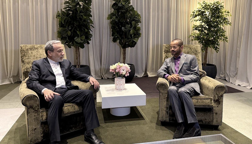 Ministrul iranian de externe Abbas Araghchi (stânga) discută cu ministrul de externe al Omanului, Badr Albusaidi, în timpul întâlnirii de la Geneva