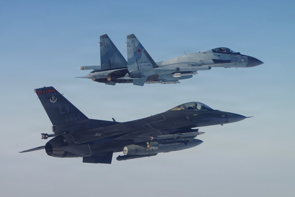 Alertă NATO la granița României. Avioane de luptă ungare au interceptat un avion de pasageri chinez după pierderea legăturii cu controlul aerian român