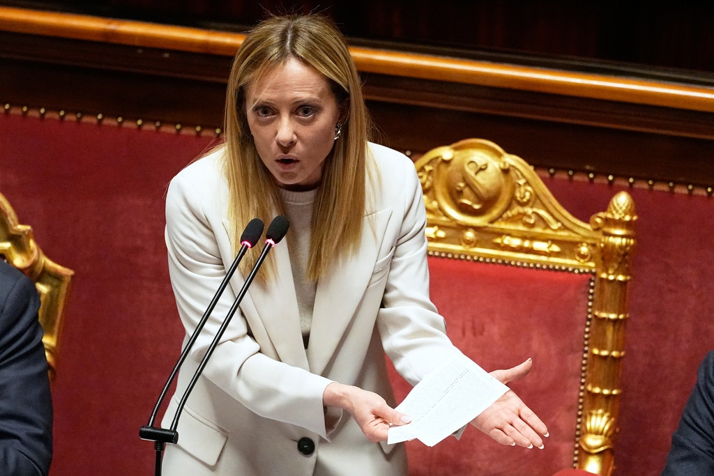 Meloni anunță noi reguli în școli: fără veșminte care acoperă fața și cu o limită pentru elevii străini