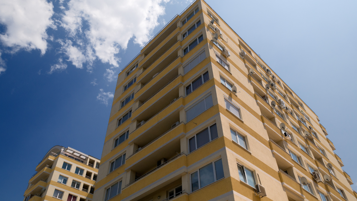 Apartamentele se ieftinesc ușor în marile orașe, dezvoltatorii oferă reduceri și bonusuri