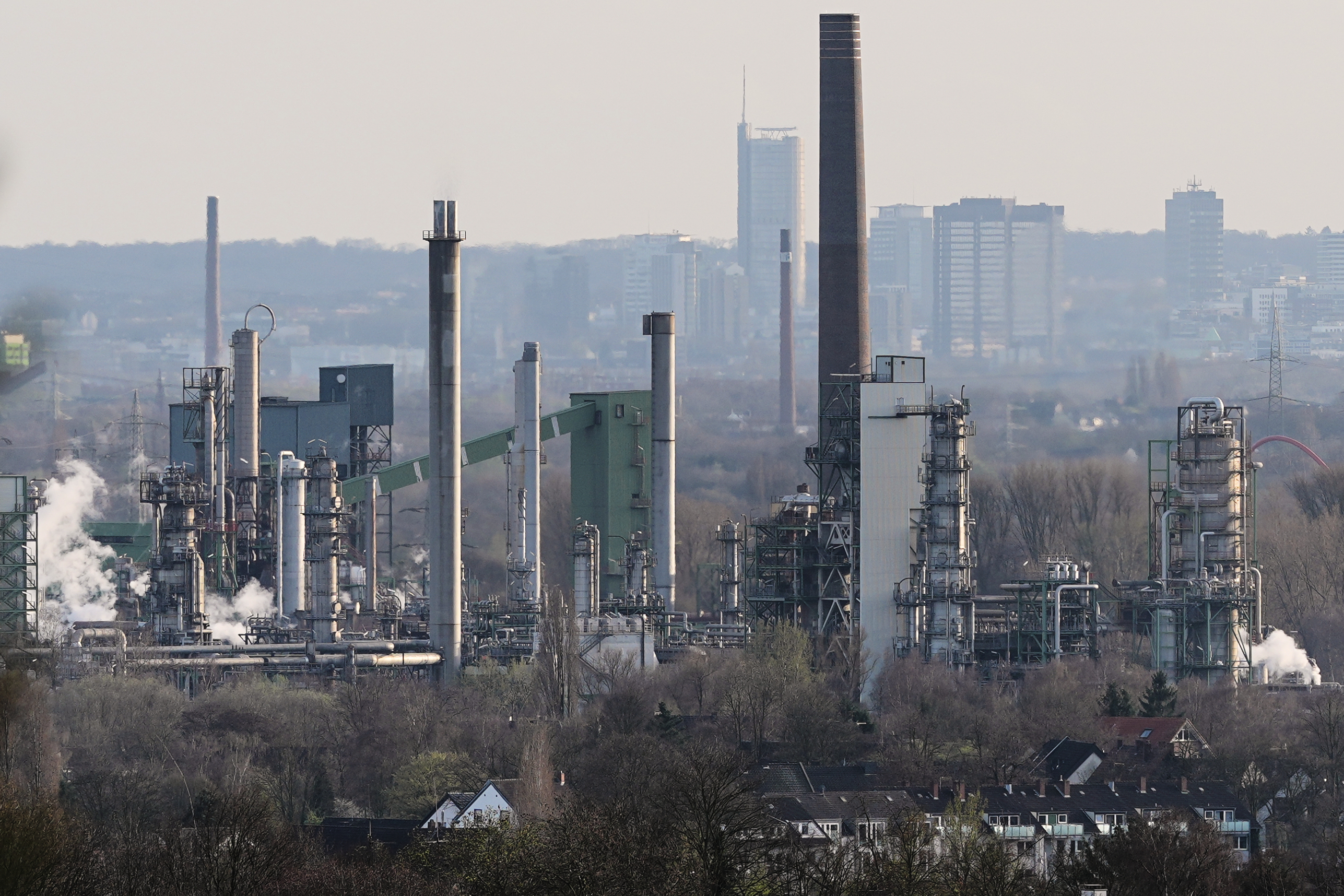 „Creșterea prețurilor la petrol: Impactul atacurilor din Iran” „Creșterea prețurilor la petrol: Impactul atacurilor din Iran”