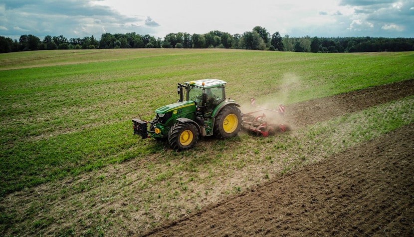 Noi măsuri pentru fermieri. Agricultorii ar putea cumpăra motorină fără accizee și TVA agricultura
