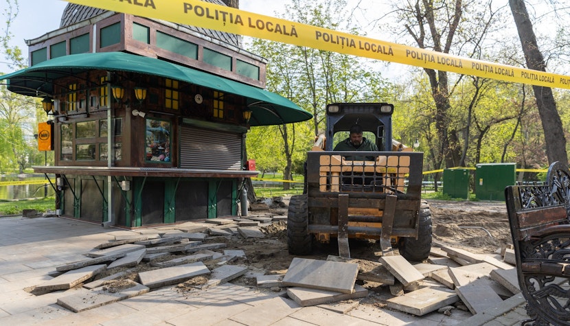 Chioșc demolat în Parcul Cișmigiu Chioșc demolat în Parcul Cișmigiu