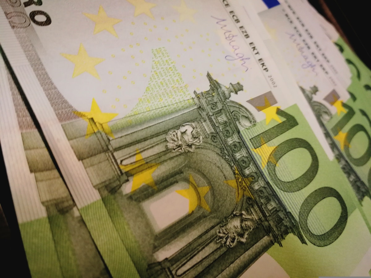 Leul se apreciază ușor față de euro; cursul fluctuează în jur de 5,34 lei