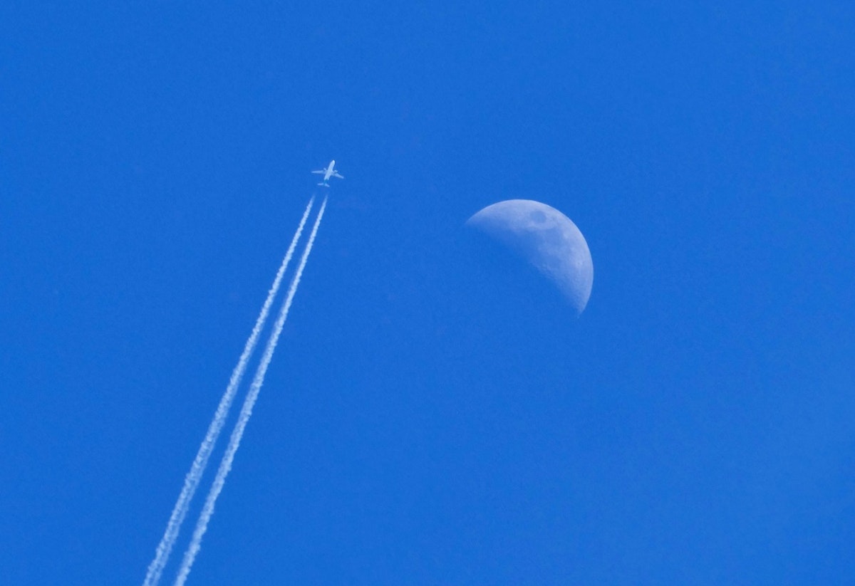 Un pilot plictisit a scris pe cer „Mă plictisesc” în timpul unui zbor de test