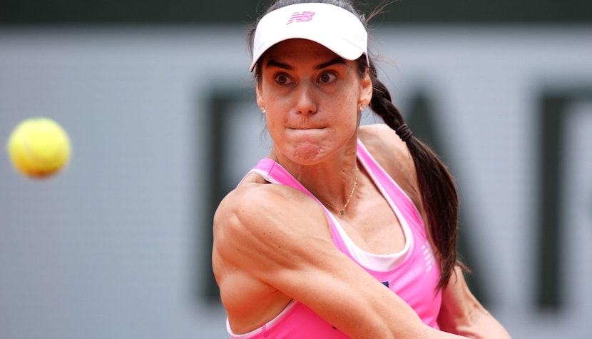 Sorana Cîrstea Sorana Cîrstea, în timpul unui meci, într-un echipament ros și o șapcă albă cu logo-ul new balance