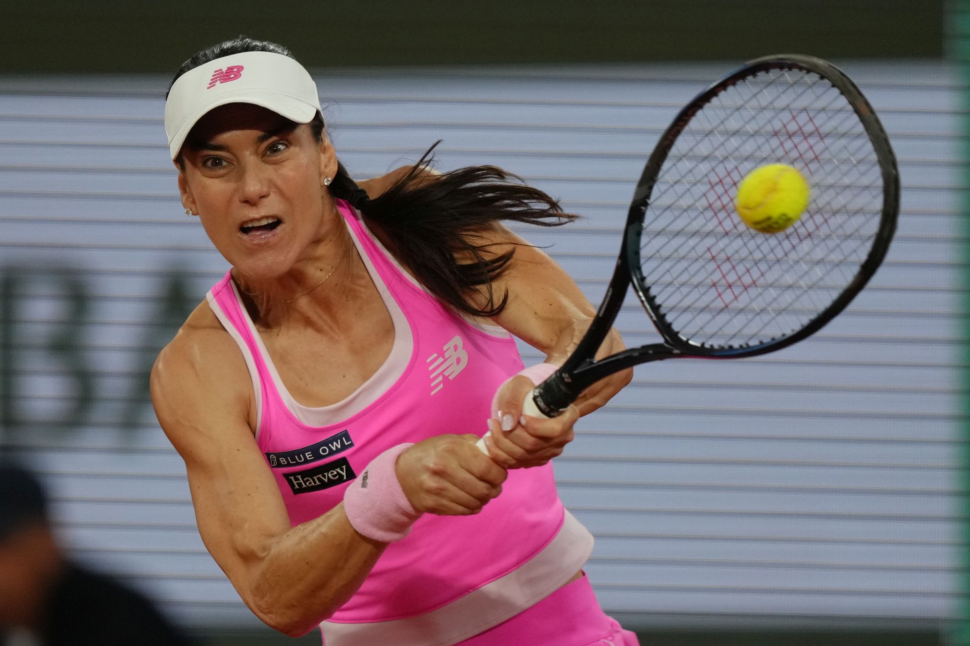 sorana cîrstea lovește o minge în timpul unui meci