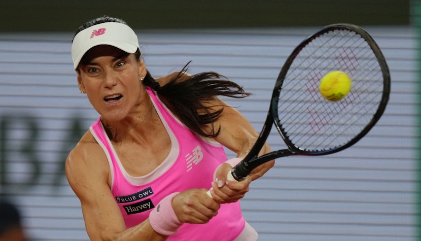 Sorana Cîrstea la Roland Garros 2026 sorana cîrstea lovește o minge în timpul unui meci