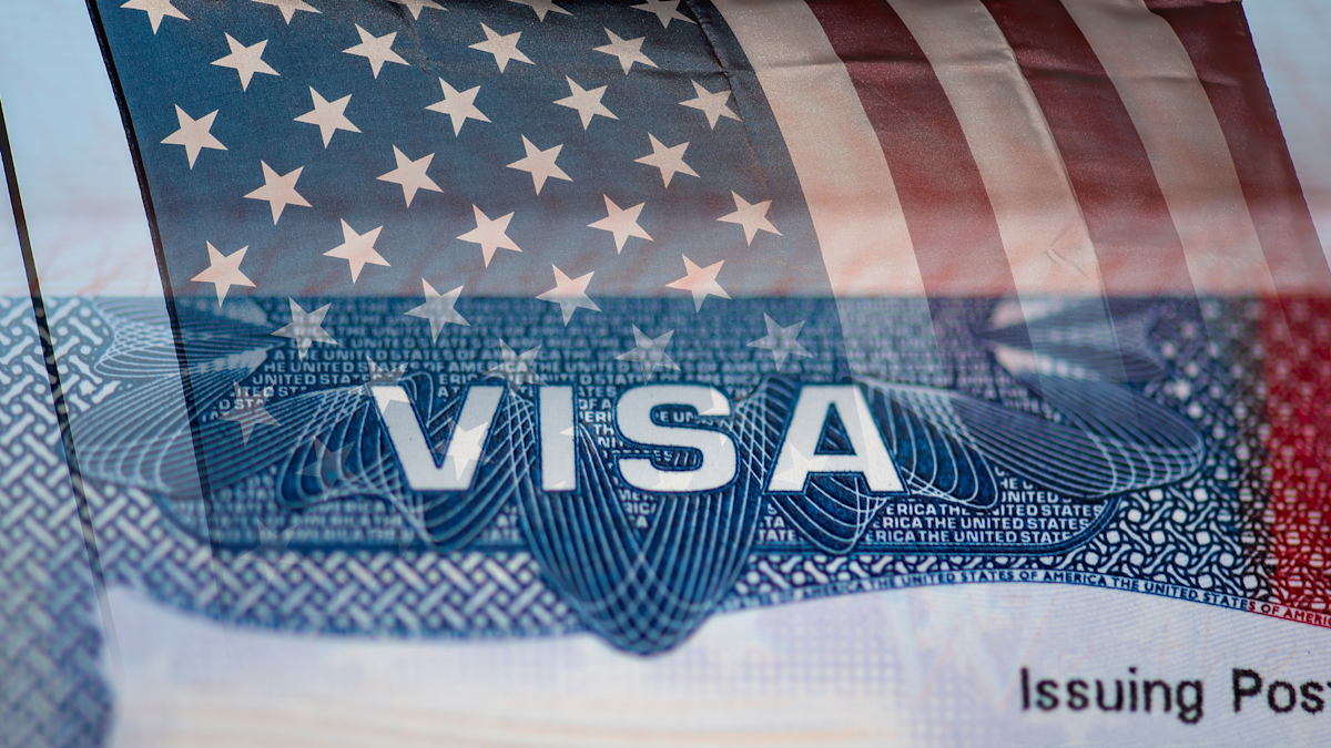 Administrația Trump suspendă temporar procesarea vizelor pentru imigrați