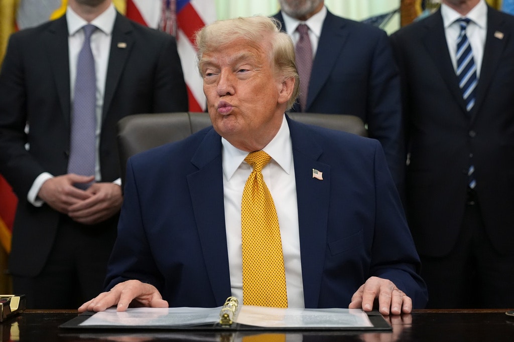 Donald Trump ironizează criticii într-un clip realizat cu AI