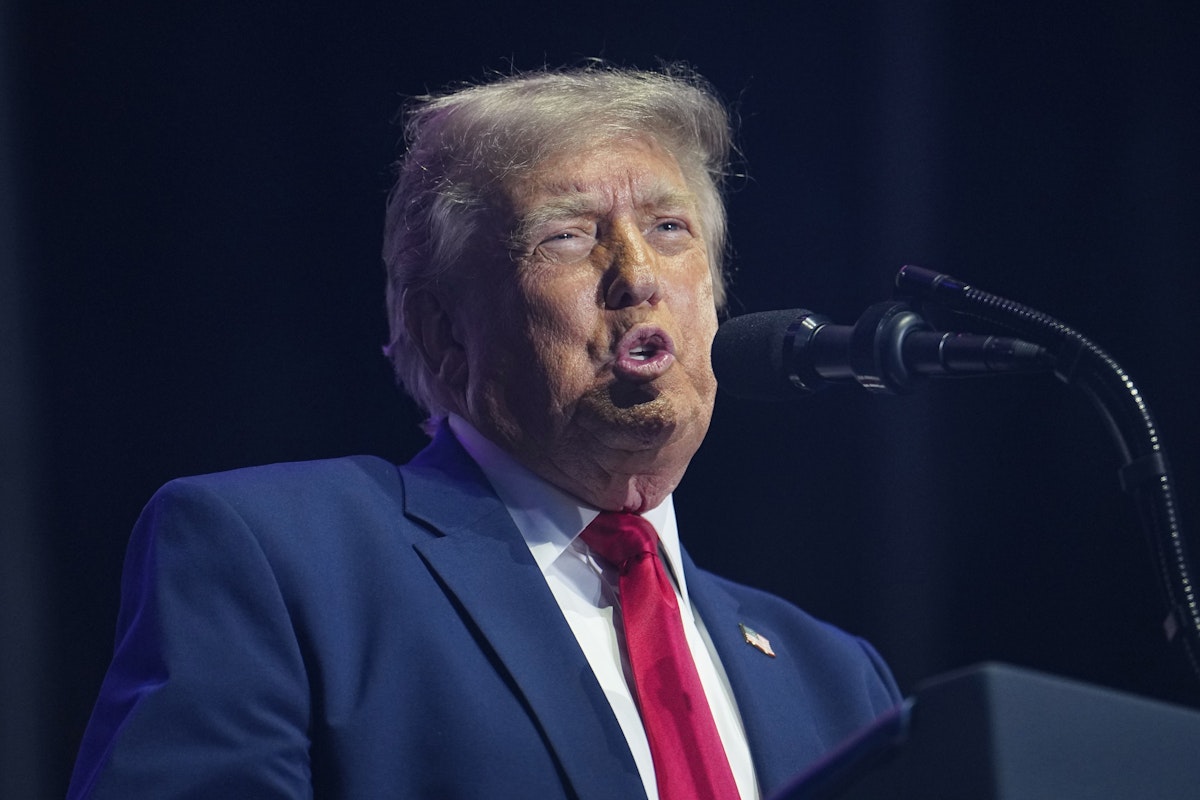 Donald Trump prezintă pașaport american cu portretul său, într-un gest controversat