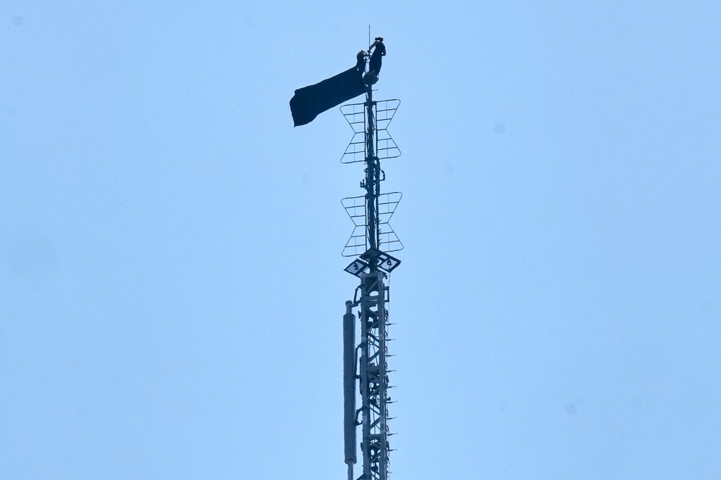 Două persoane surprinse pe antena de pe Empire State Building, arestate pentru escaladare ilegală