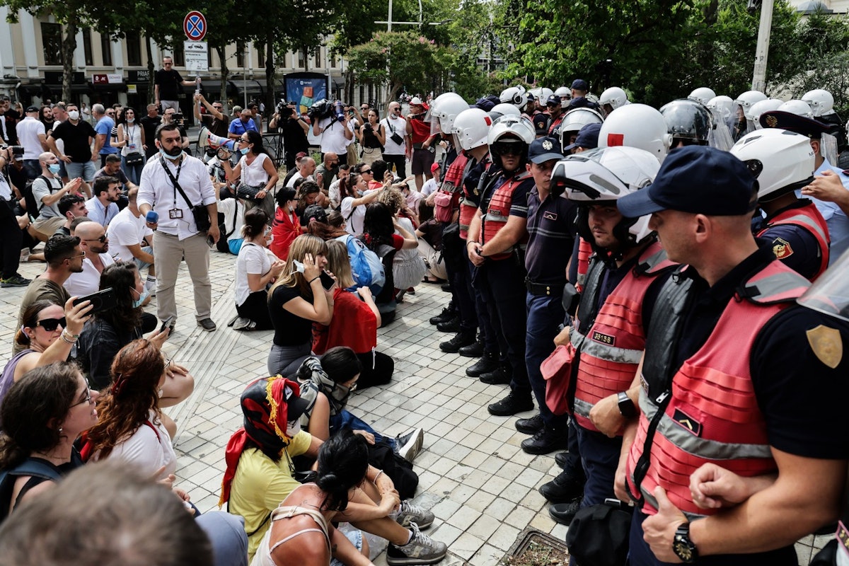 Poliția albaneză a folosit tunuri cu apă la manifestațiile împotriva unui complex turistic asociat familiei Trump