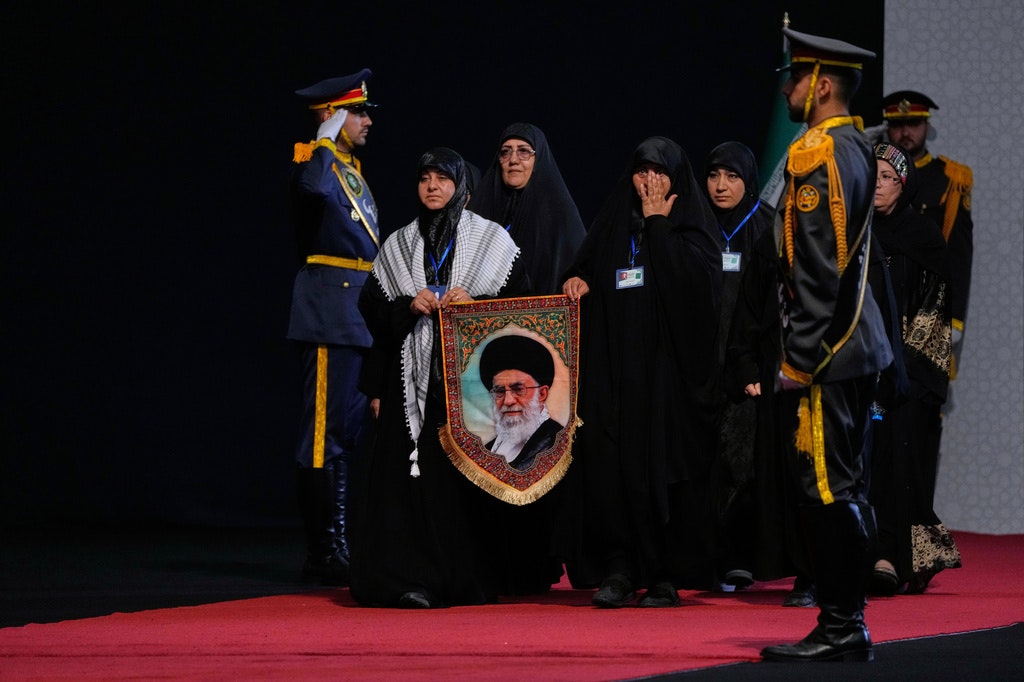 Iranienii se pregătesc pentru funeraliile fostului lider suprem Ali Khamenei