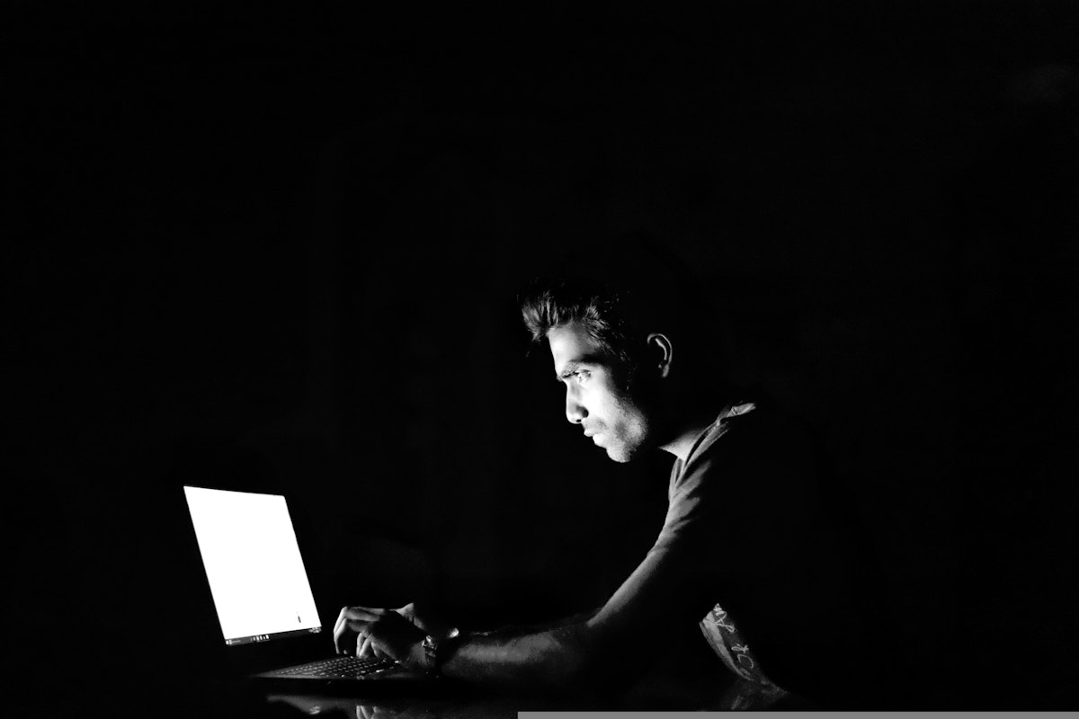 „Dacă mă prindeți, vă dau 10.000 de euro”. Un escroc care sfida Poliția a fost prins după destructurarea unei rețele internaționale de fraude