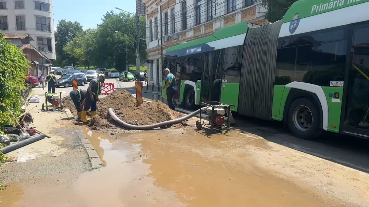 Un autobuz a rămas blocat într-o groapă apărută în asfalt, în Craiova