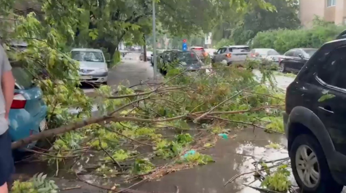 ANM anunță cod galben pentru vânt, furtuni și grindină în mai multe regiuni
