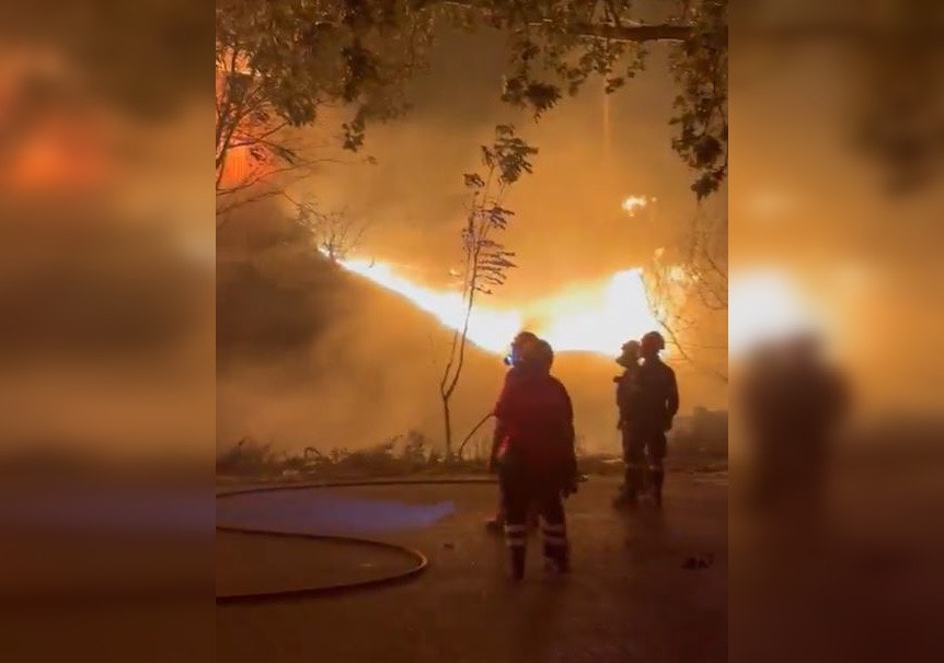 Incendiu uriaș lângă Salonic, unde două fabrici au fost mistuite de flăcări. Un bărbat a fost reținut