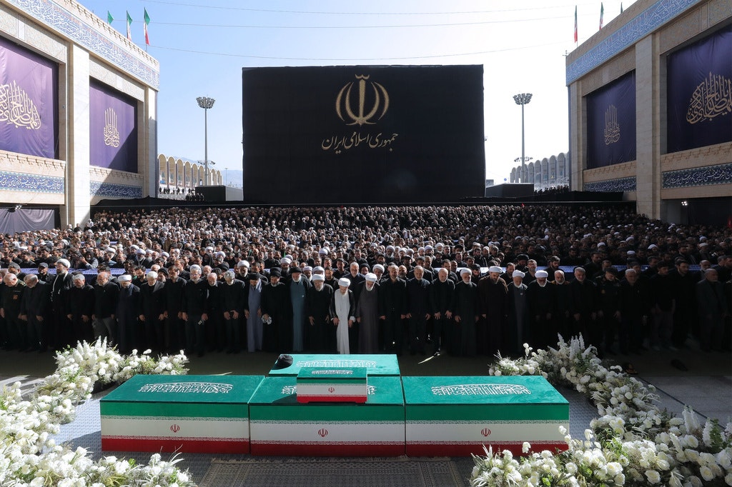 Ce se știe despre Mojtaba Khamenei. Trei fii ai lui Ali Khamenei participă la funeraliile tatălui lor, dar nu și succesorul Mojtaba