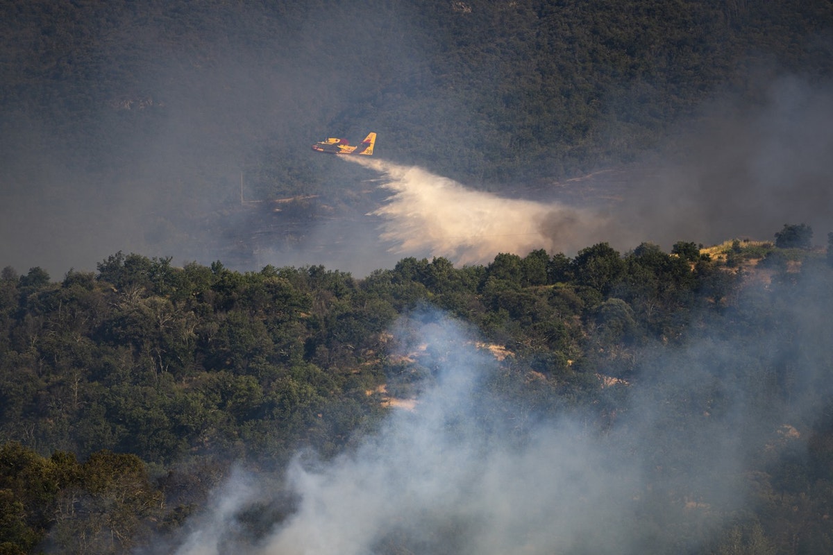 Comisia Europeană trimite patru avioane cu apă pentru stingerea incendiilor din sudul Franței