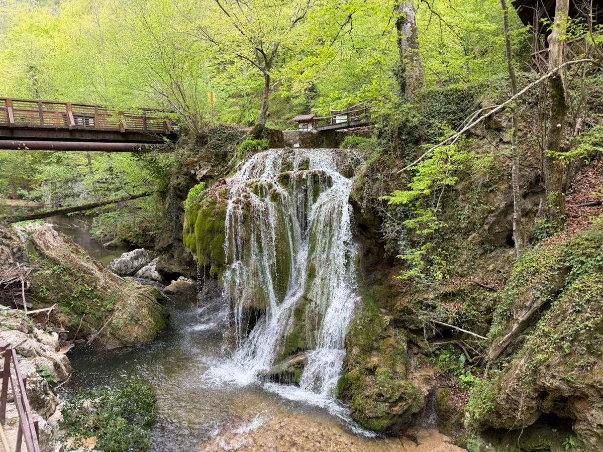 Turism în Caraș-Severin: lacuri turcoaz și sate montane tradiționale