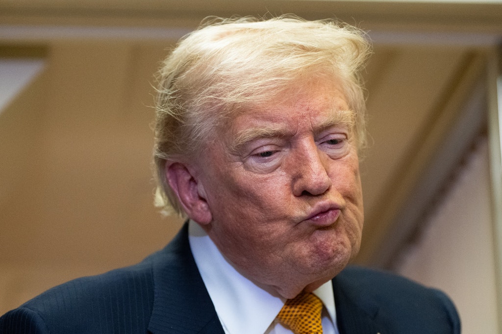 Donald Trump condiționează prezența trupelor americane în Europa de negocieri pentru Groenlanda