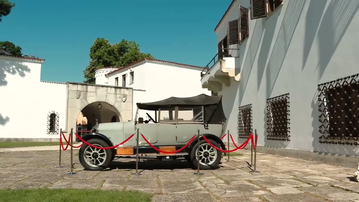 Expoziții despre Bucureștiul interbelic la Palatul Elisabeta, inclusiv mașini istorice și obiecte regale
