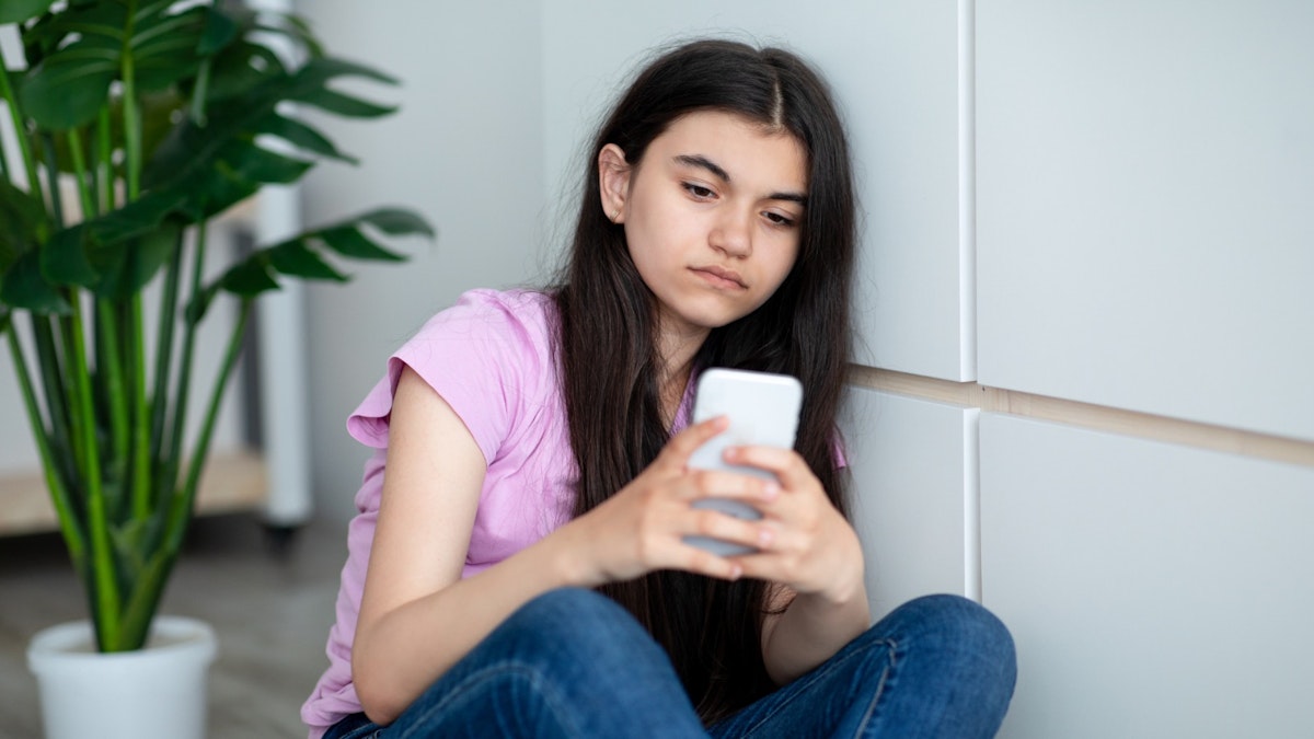 Studiu: Smartphone-ul înainte de 13 ani, asociat cu depresie și anxietate. Cum afectează telefoanele dezvoltarea creierului unui copil