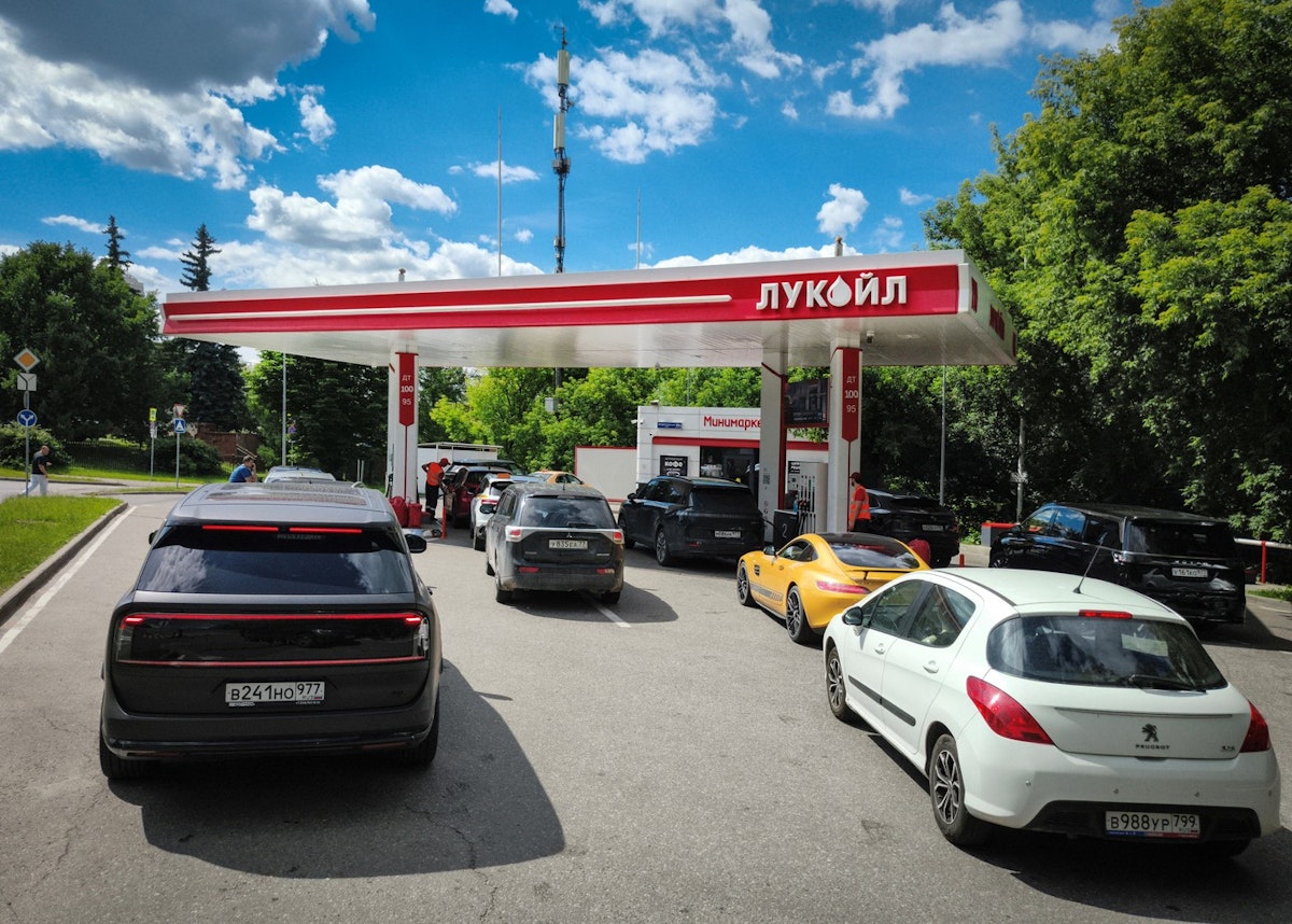 Penurie de carburanți în Crimeea: prețuri mari, restricții și cozi lungi