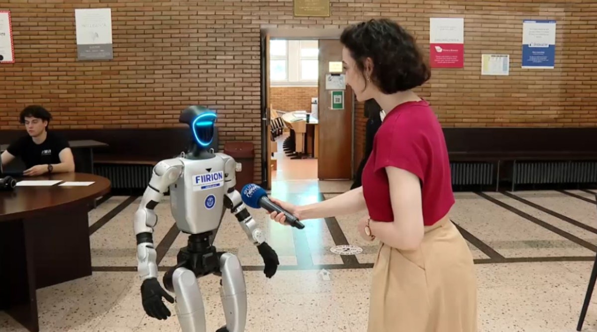 Viitorii studenți sunt întâmpinați cu roboți la înscriere la facultate