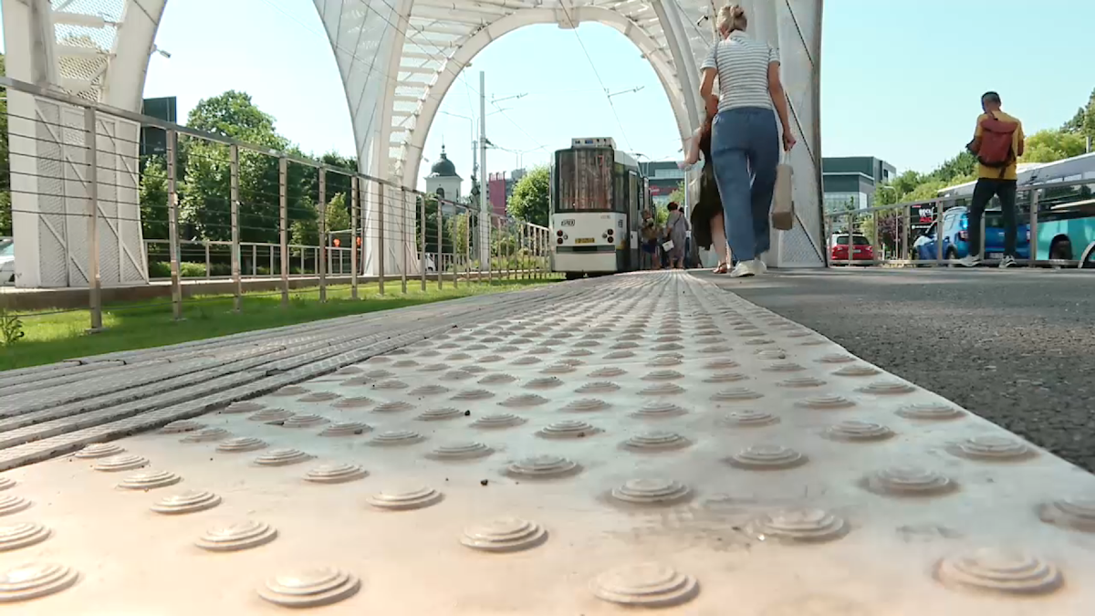 Pavaje tactile montate invers în stația Eroii Revoluției, pericol pentru nevăzători