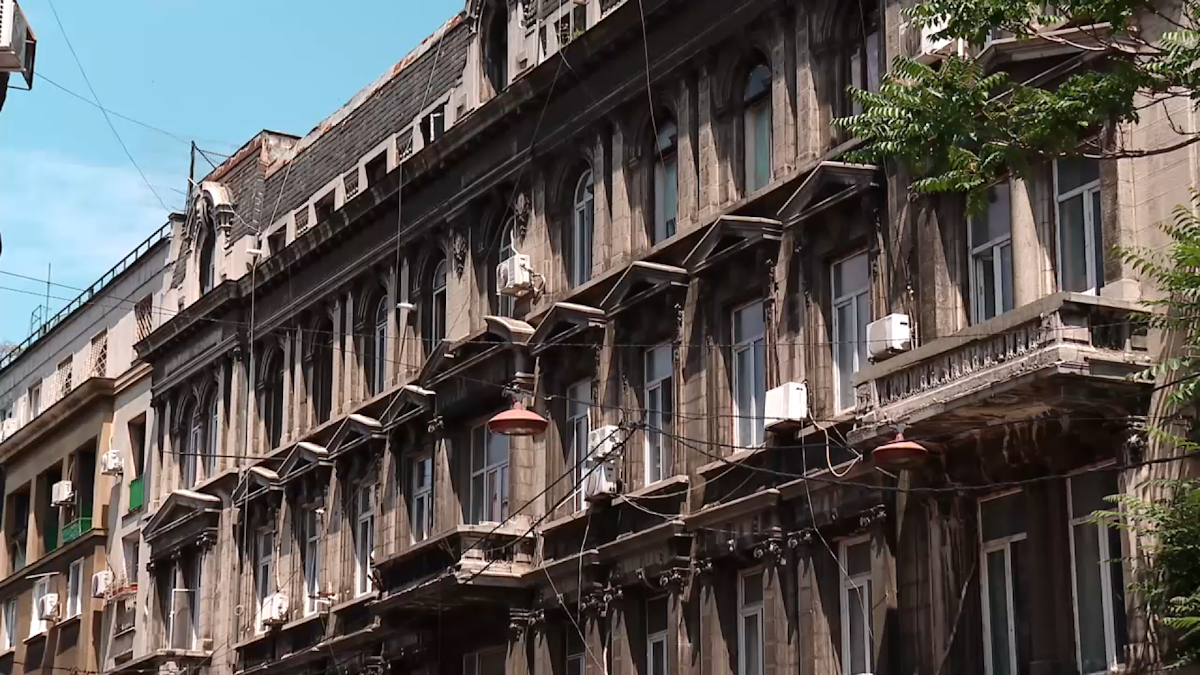 Peste 200 de cazări în București în clădiri cu risc seismic major, turiștii nu sunt avertizați